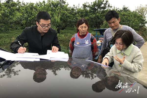 东坡区纪检监察干部深入田间地头领会贫苦群众享受低保情形(杨萍 摄)