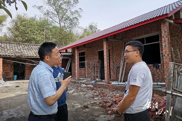 东坡区纪检监察干部在住房施工现场向穷苦户领会易地搬家住房政策落真相况(杜霞 摄)