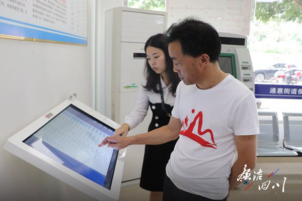 通坡区东工街道惠通职员作风“清过惠眉”扬政惠农夫查终端策居机向询相先容民政低保关彬(张策 摄)。