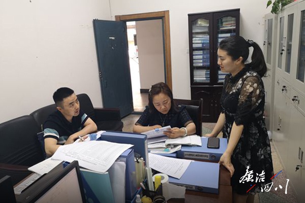东坡区纪委监委驻区农业农村局纪检监察组对对州里涉农精准扶贫项目举行核查(邓久威 摄)