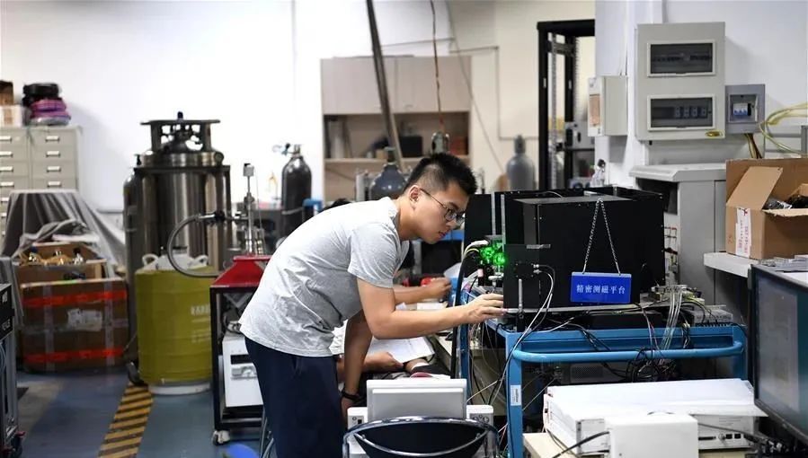 △科研人员在中国科学技术大学自旋量子计算研究室内工作 | 资料图