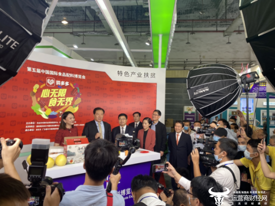 ▲在广德福、顾幸伟、马洪涛的助力下,最终当天的直播,共计吸引了103万拼多多网友的线上驻足、点赞和下单。 (摄影 石头)