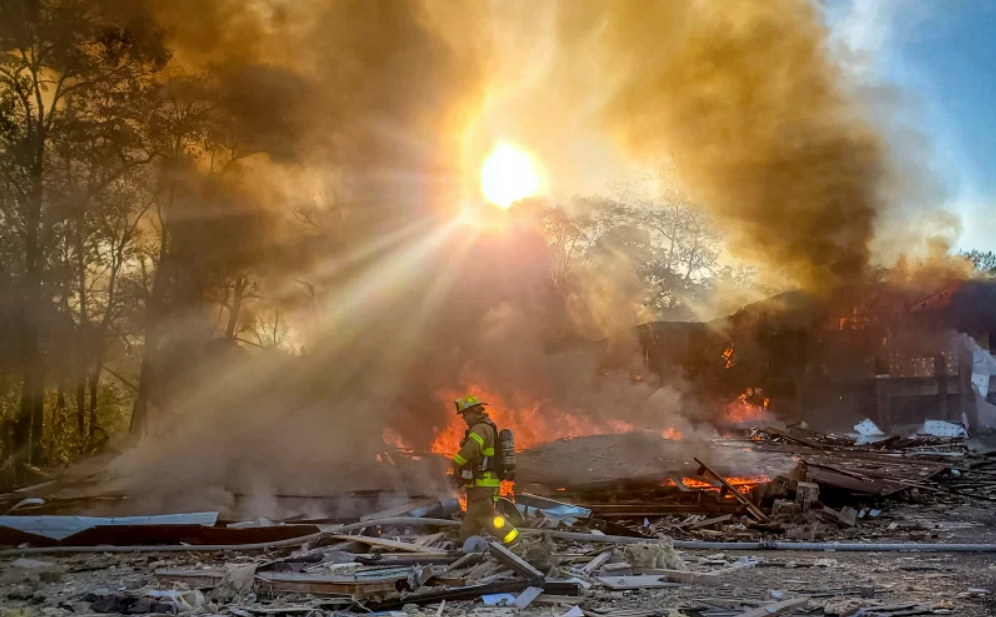 爆炸现场一片废墟，大火引发巨大烟雾。（图源：美联社）