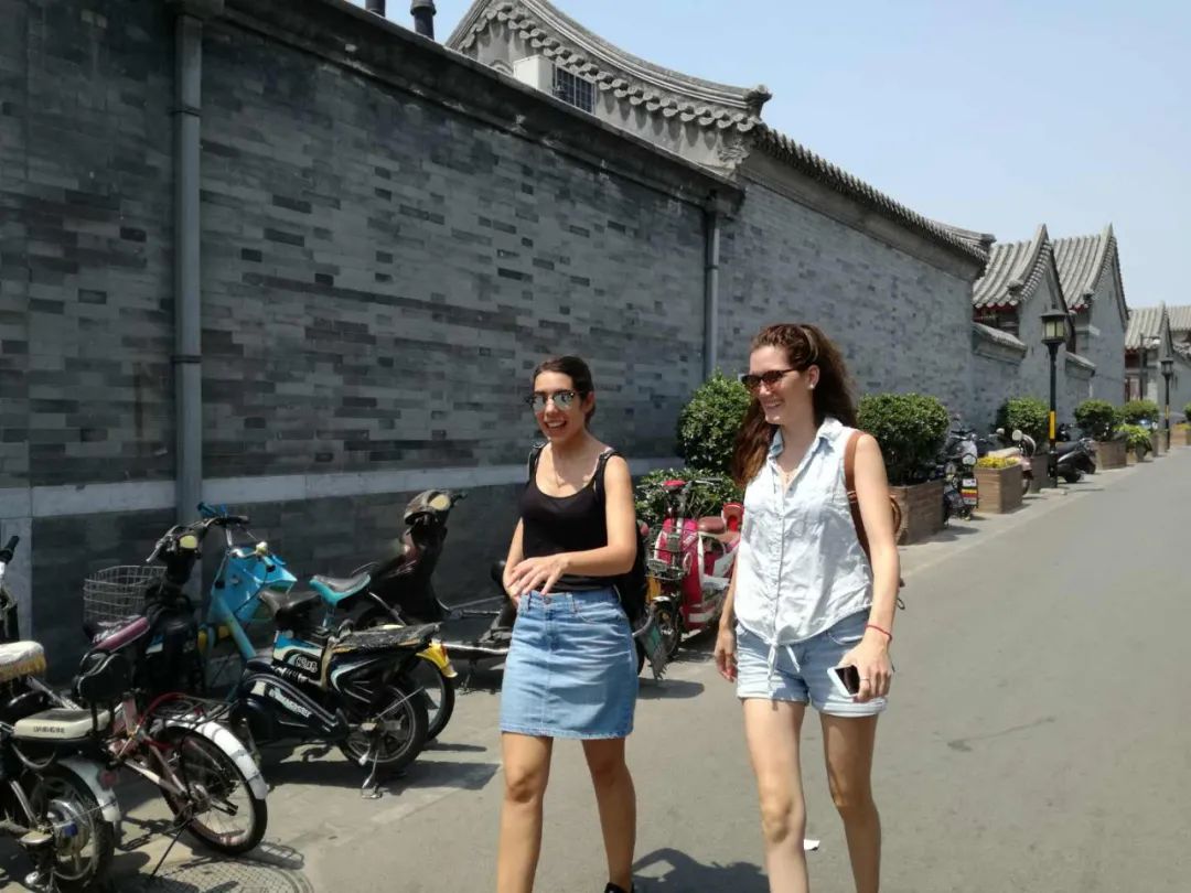 2018年，加夫列拉·阿维拉（右）与友人在北京。图片由受访者提供。