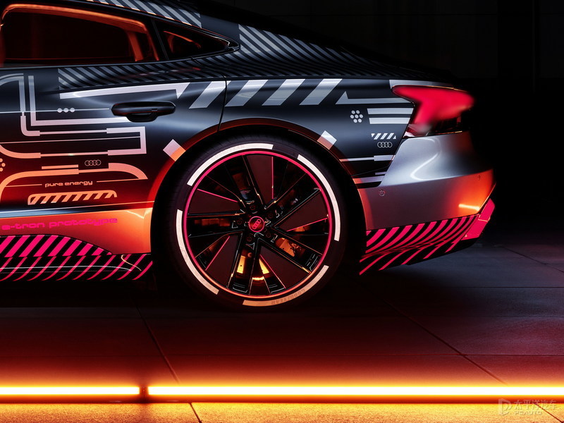 奥迪2021年发布e-tron GT RS 剑指保时捷Taycan