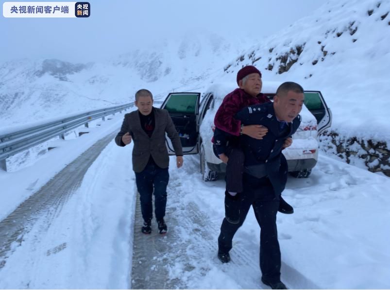 夹金山天降大雪 民警及时救援14名被困游客