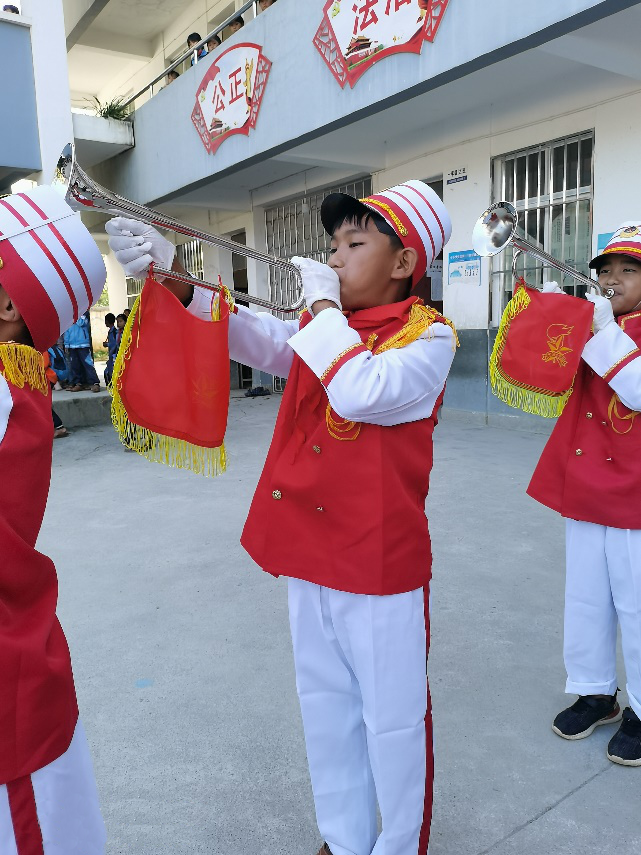 上图：小号手吹响祖国最强音！