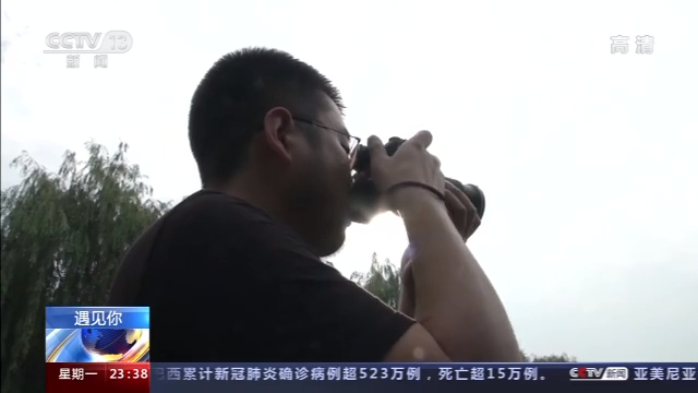 小伙儿跟“陌生人”打招呼引百万网友点赞？真