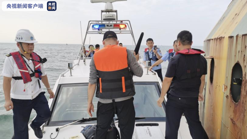 广东海事、公安联动执法 打击非法登港珠澳大桥