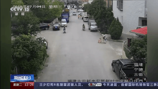 看着都疼！这些意外提醒你：走路开车别看手机