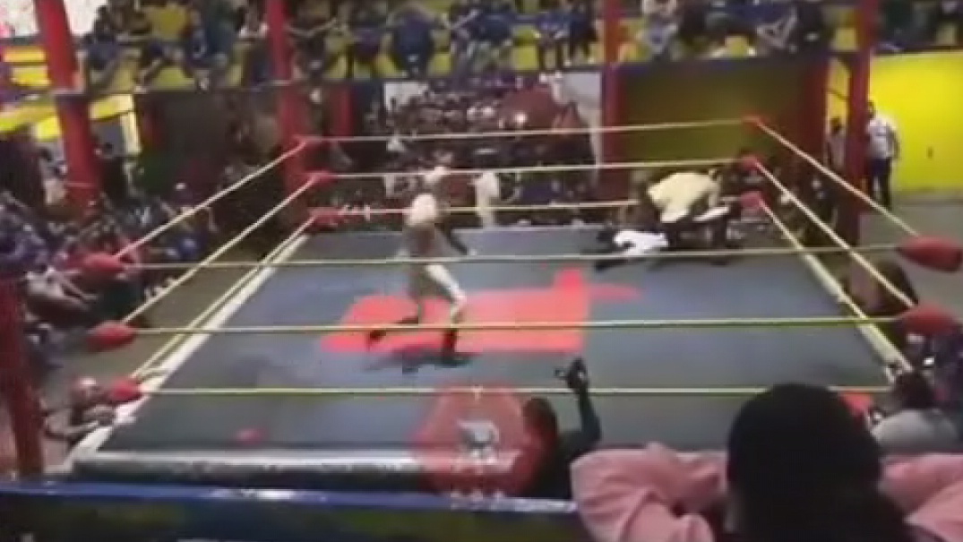 墨西哥26岁摔角手被对手猛击胸部倒地 抢救无效
