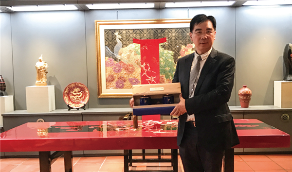 　　△2017年,肖文华董事长展示赠送给俄罗斯贵宾的茶礼:国缤茶