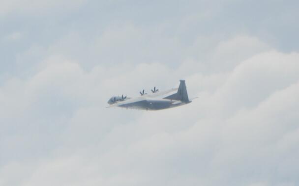 台媒：台军高官视察东沙 2架解放军军机靠近周边