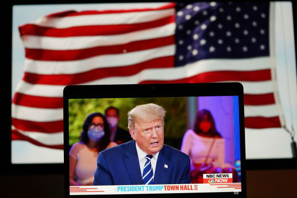 这张10月15日在美国弗吉尼亚州阿灵顿拍摄的照片显示，电视上正在播放美国现任总统、共和党总统候选人特朗普在佛罗里达州迈阿密市参加选民问答会的节目。新华社