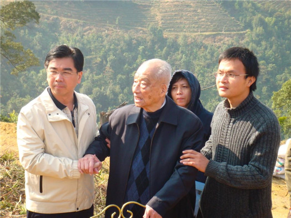 　茶界泰斗张天福为华祥苑茶庄园选址