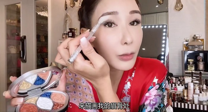 　新加坡名媛Jamie Chua使用“苗族印象”