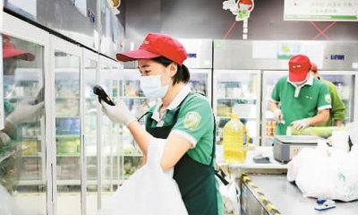 工作人员在位于上海的生鲜电商平台“叮咚买菜”的前置仓内为网络订单配货。新华社记者 方 喆摄