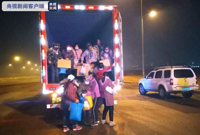 沈阳夜查发现可疑车辆 货厢竟装了30人