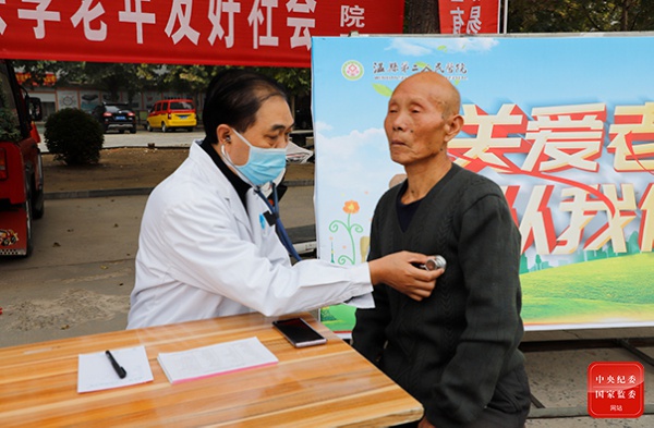 河南省温县构造开展“弘扬养老孝老敬老传统,共建共享暮年友爱社会”宣传运动,无偿为暮年人丈量血压、血糖,并通过展板展示、发放康健资料等方法举行康健常识宣传解说。(河南省温县纪委监委供 马思远 摄)
