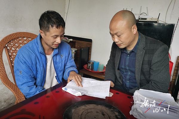 蒋卫洪(右)上门扣问陈杰医院查抄情形并检察票据(许显英 摄)
