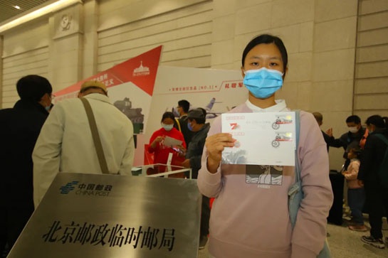 中国人民革命军事博物馆主题邮局内,观众展示主题展览纪念封。李巍 摄
