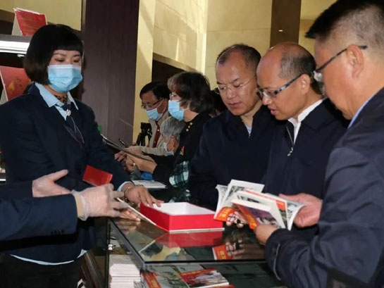 丹东市民购买纪念邮票。李雯琪 摄
