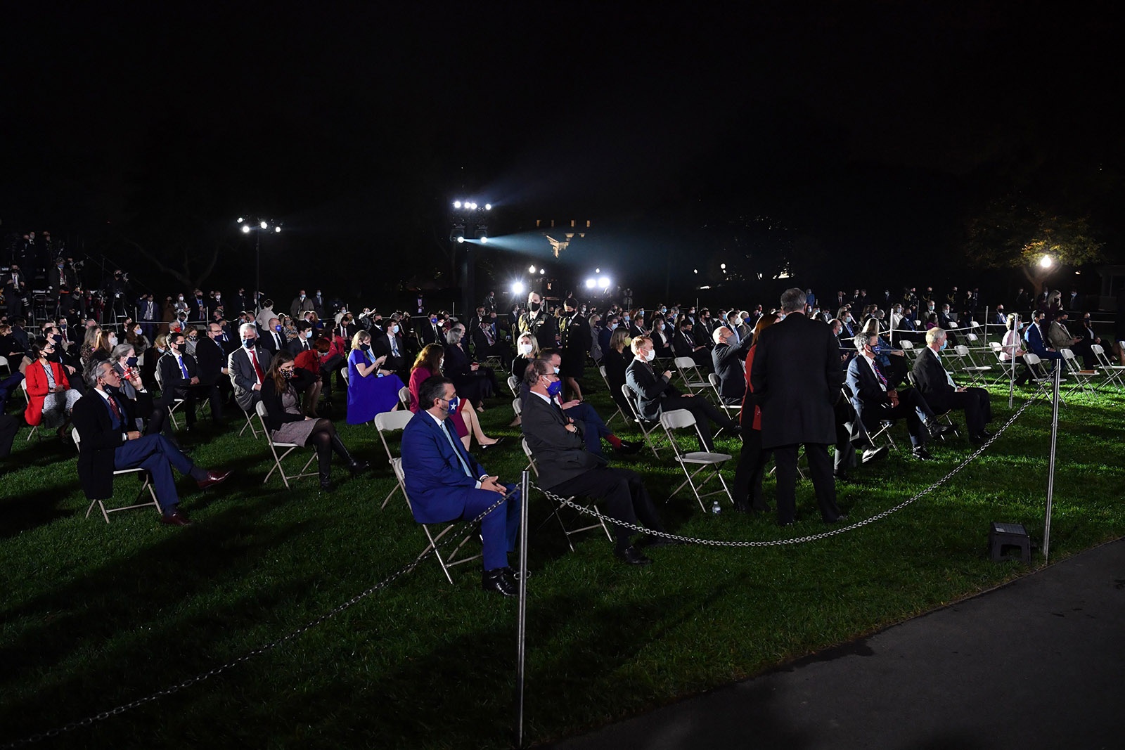 巴雷特宣誓就职仪式：人人戴口罩 保持社交距离