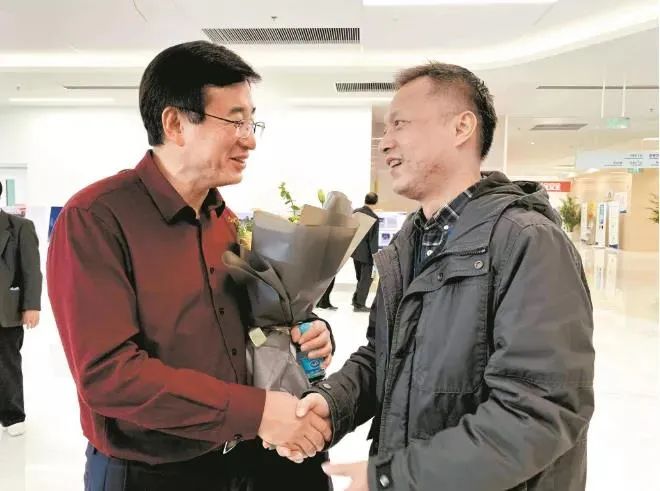 “黑脸”医生白回来了!再见救命恩人,他最想