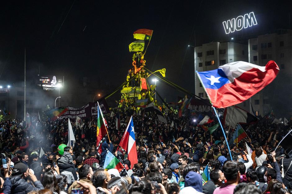 Chileans defy COVID-19 to rewrite the constitution