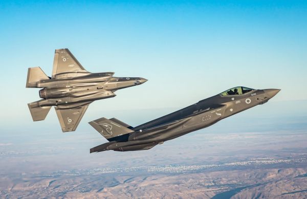 资料图片:以色列空军F-35I隐身战机编队训练。(以色列国防部官网)