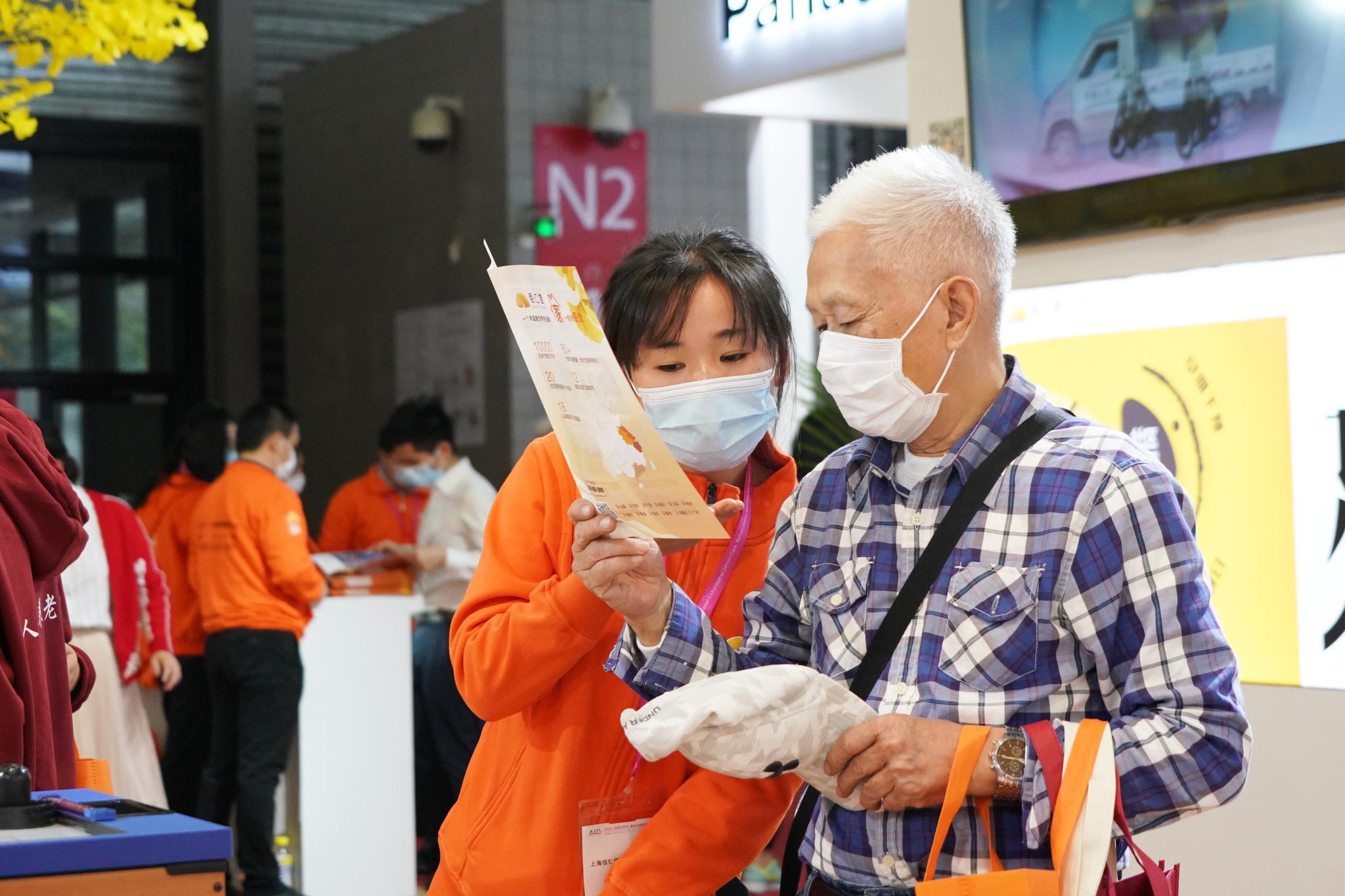 场会现展员作人工老在为正介市民年产适老绍阳(沈品 摄)。