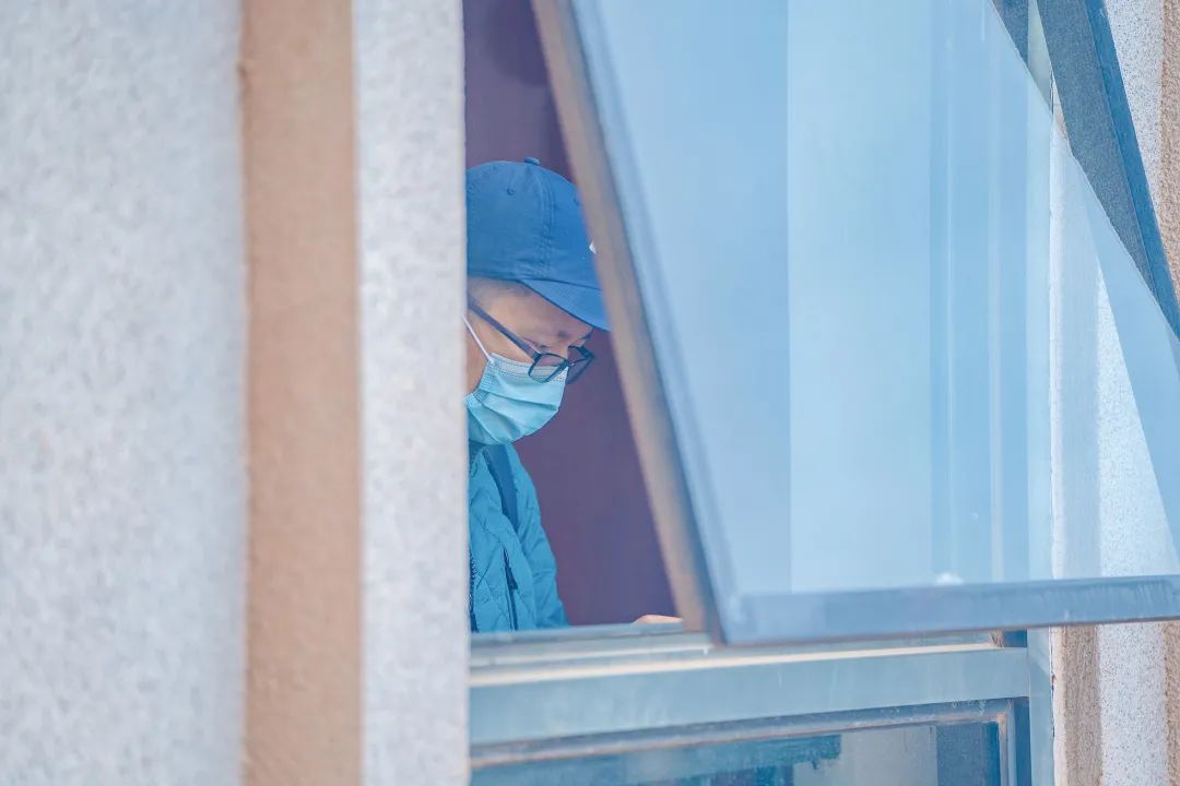 路过窗外时总是匆匆,不经意间望进去