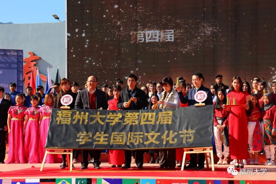 伟王东(纯张伊 辰范欣 卢颖菲 摄)。