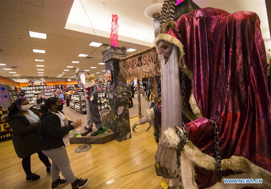 People shop for decorations for Halloween in Ontario, Canada World News SINA English