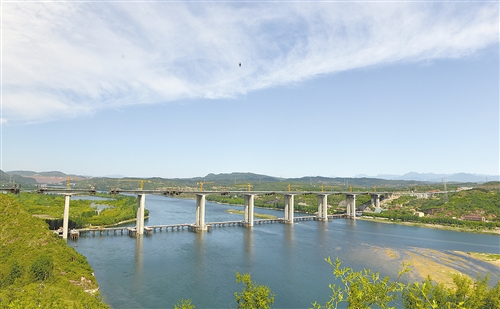 建设中的济洛西高速黄河大桥。 （资料图片）