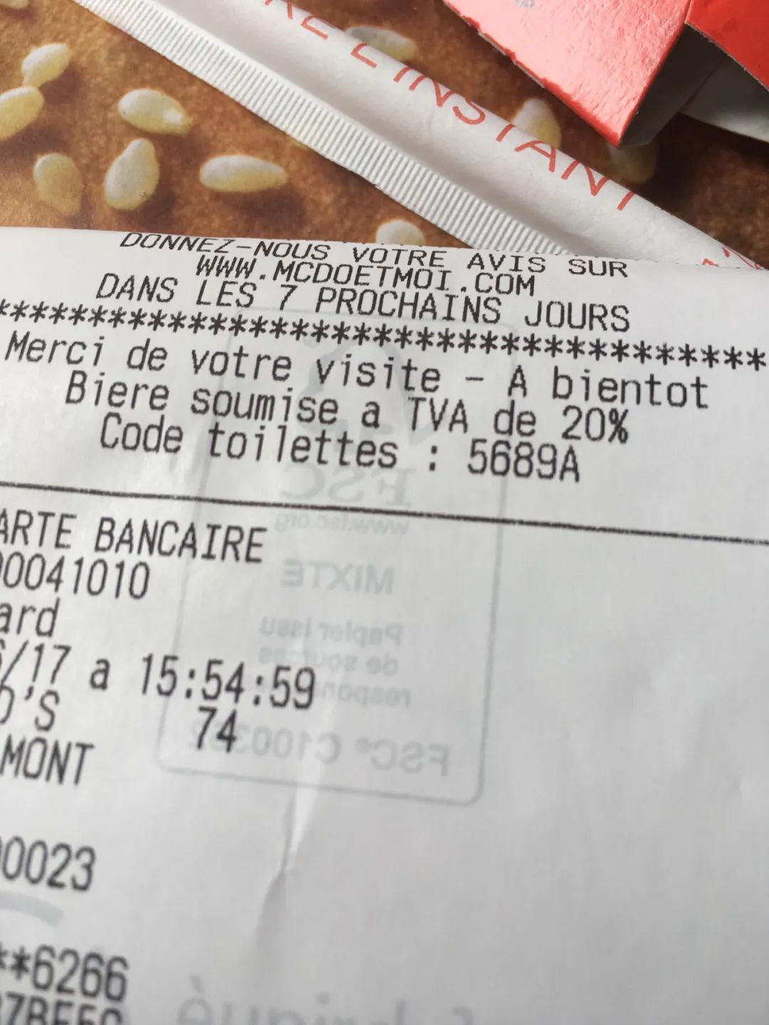法国一家麦当劳收银机打印的小票,上面写有店内厕所的开锁密码.