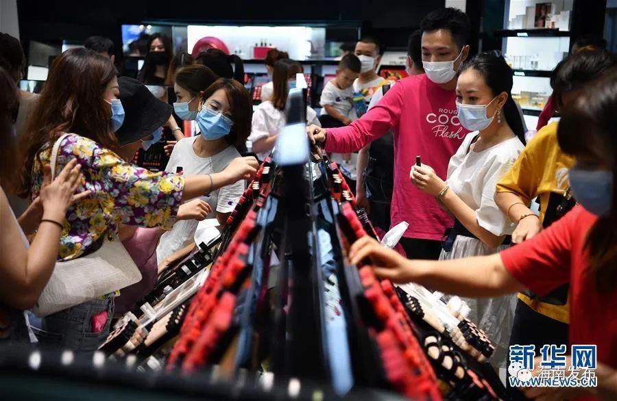 资料图:10月5日,旅客在三亚国际免税城购物。新华社记者 郭程 摄