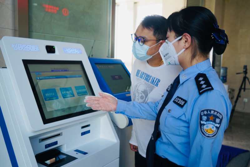间日期节办警向民演职员证海智能示使终端港。方式用 片均图边检周晓东摄。