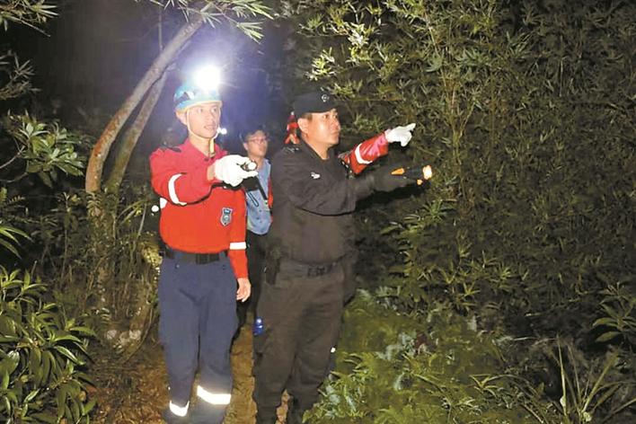 大鹏机动训练大队队员在执行夜间搜救。 廖欣 供图