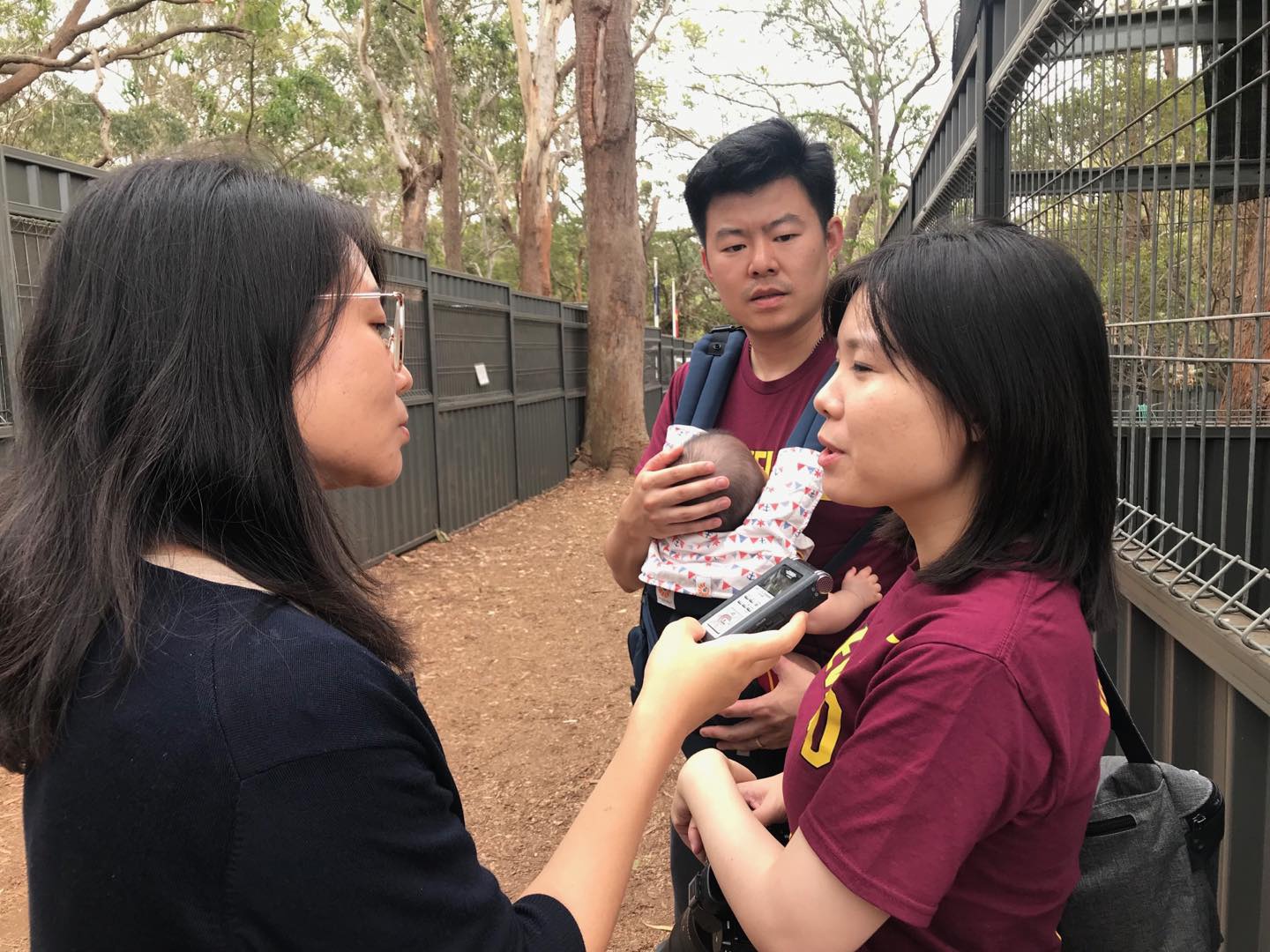 △中国游客肖女士(右)接受记者采访 摄影 李大勇