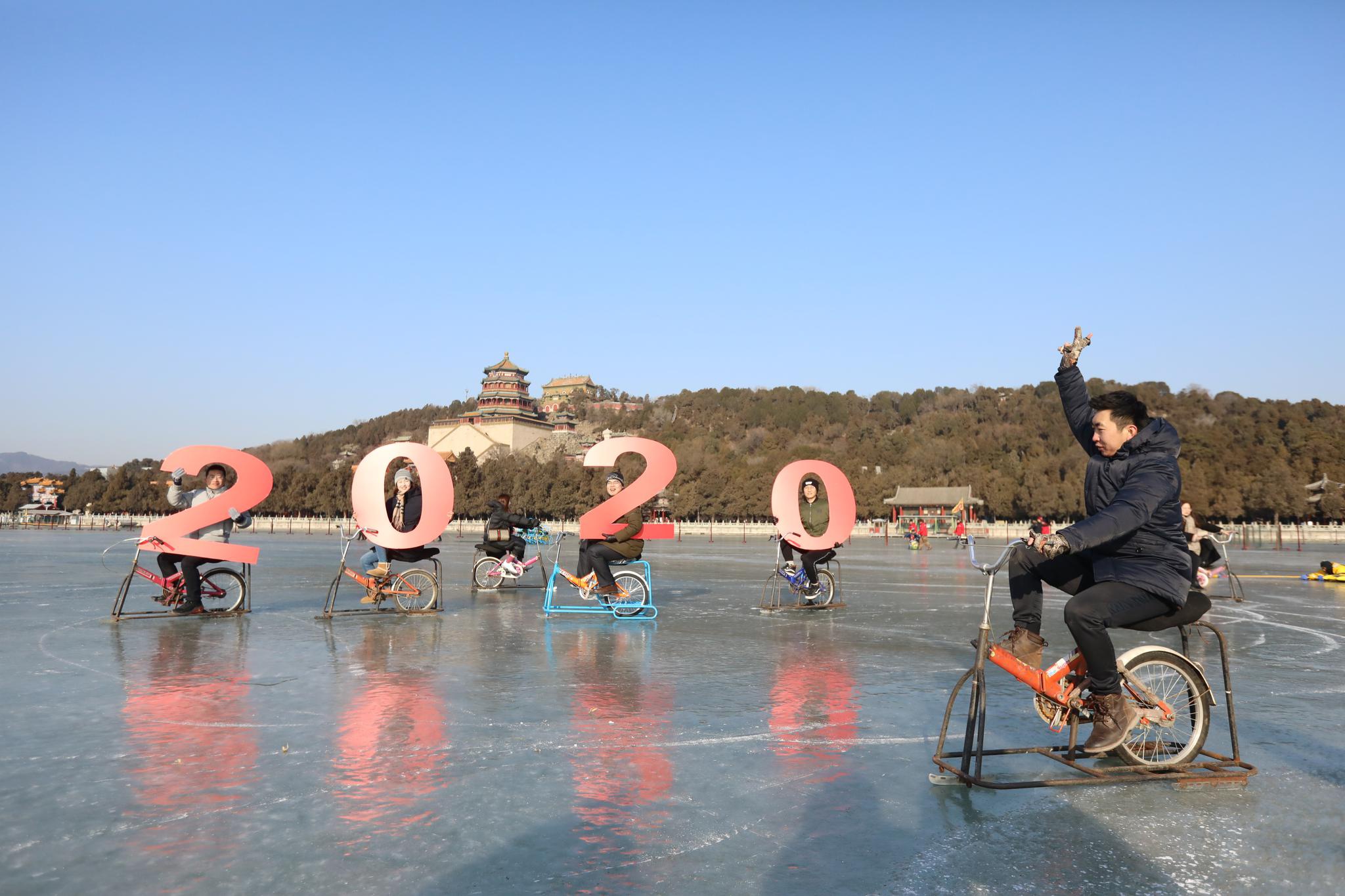 游客在冰场和2020字牌合影。摄影/新京报记者 侯少卿