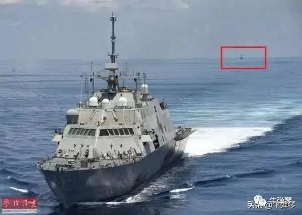  ▲中国海军盐城舰（后方）在南沙海域监视美军“沃斯堡”号战舰。
