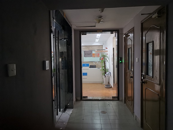  楼内公司玻璃门上贴着“下班打卡”