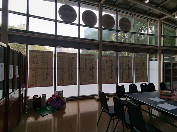  整治现场办公室贴着各楼推进表