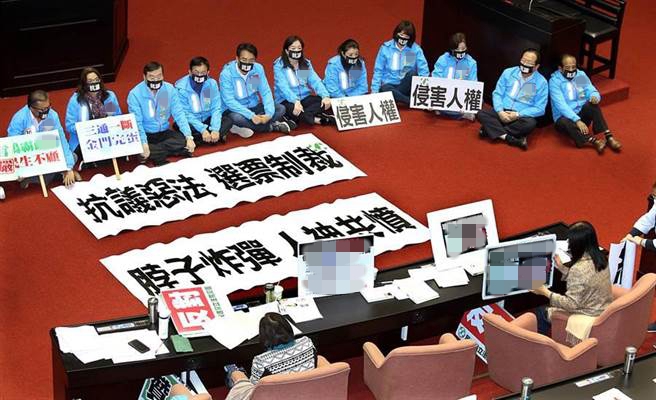 国民党“立院”党团昨在议场前方集结静坐。(图片来源:台湾“中时电子报”)
