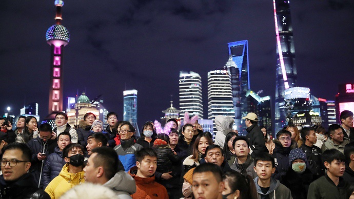 直击上海跨年夜 截至1日0时外滩游客超过42万人次