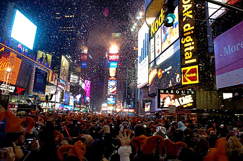 2005年1月1日,人们在美国纽约时报广场欢庆新年的到来。(新华社)