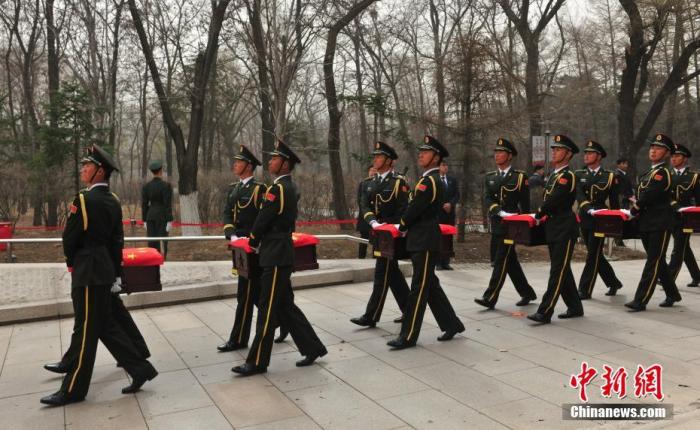  资料图：2019年4月4日，第六批在韩中国人民志愿军烈士遗骸安葬仪式在沈阳抗美援朝烈士陵园举行。中新社记者 于海洋 摄