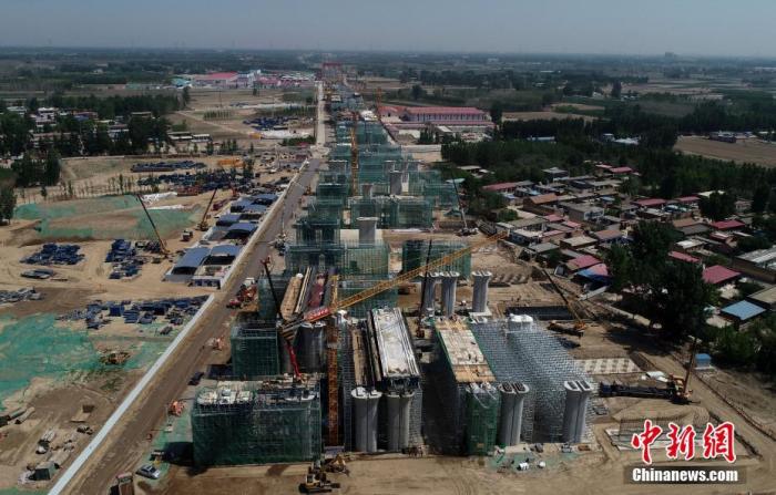  资料图：2019年5月7日，航拍京雄城际铁路雄安站施工现场。中新社记者 韩冰 摄