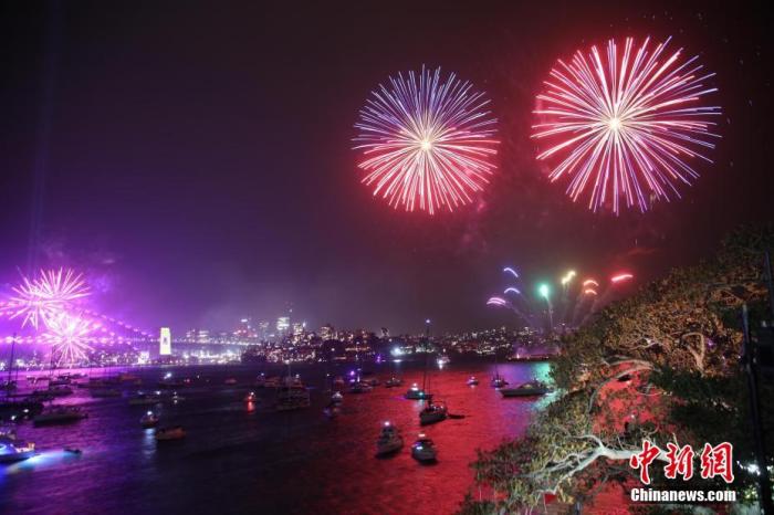 林火围城、染红天空:跨年夜4000人被困澳海滩
